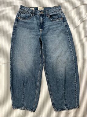 Universal Thread High-Rise Barrel Blue Jeans